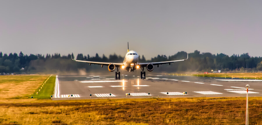 Flygplan lyfter från landningsbanan
