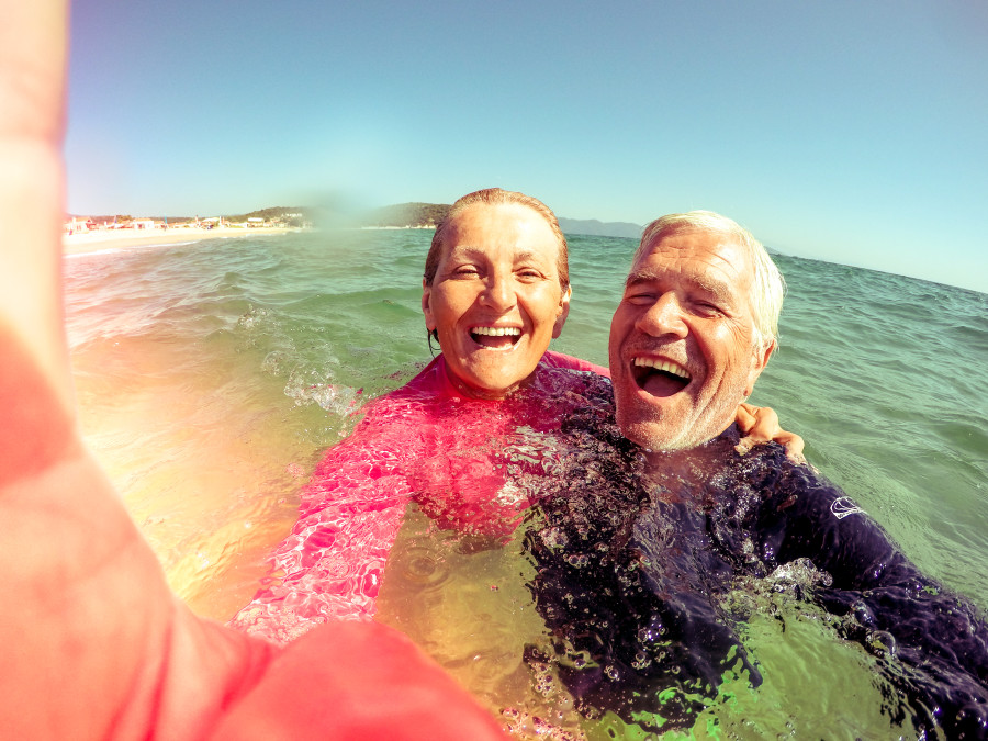 Äldre par snorklar och tar en selfie