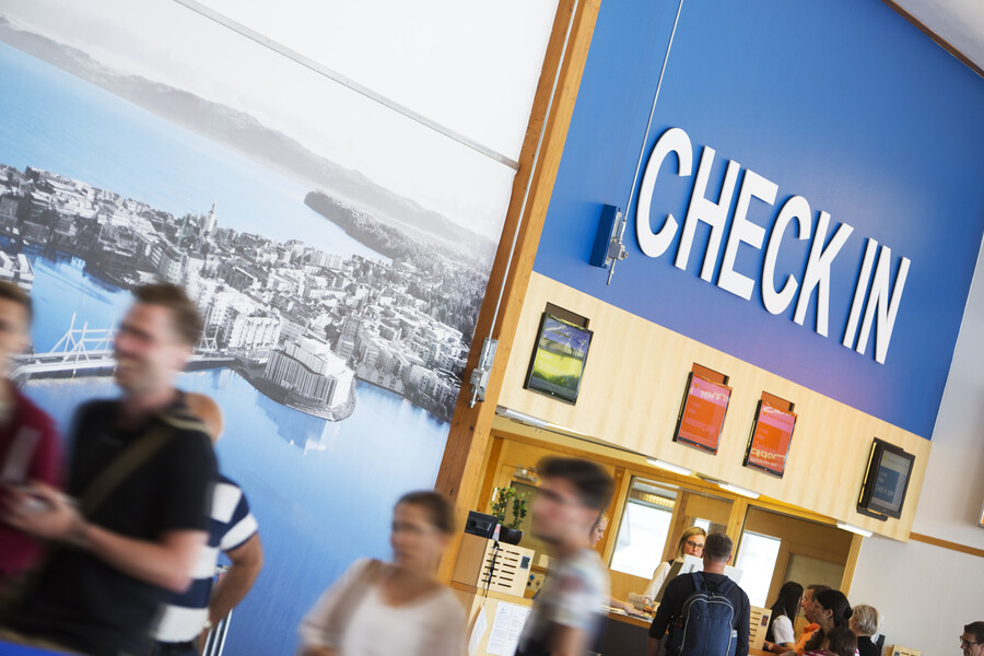 Resenärer som checkar in