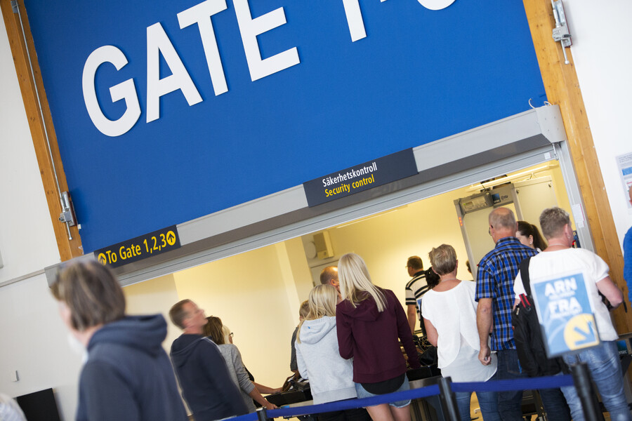Resenärer som står i kö till Säkerhetskontrollen