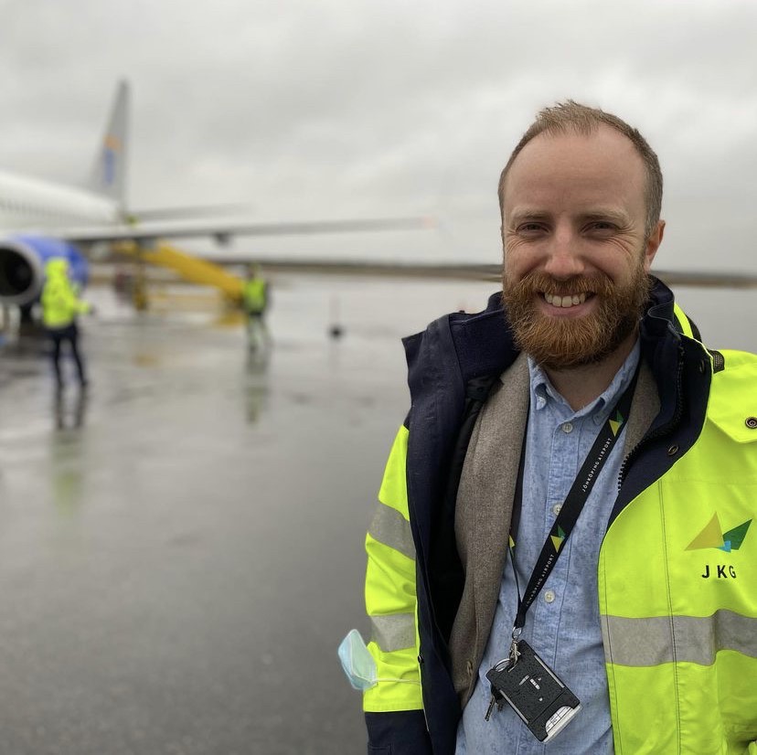 Henrik Älverdal, Marknadschef Jönköping Airport, står vi charterflyget när passagerarna går ombord.