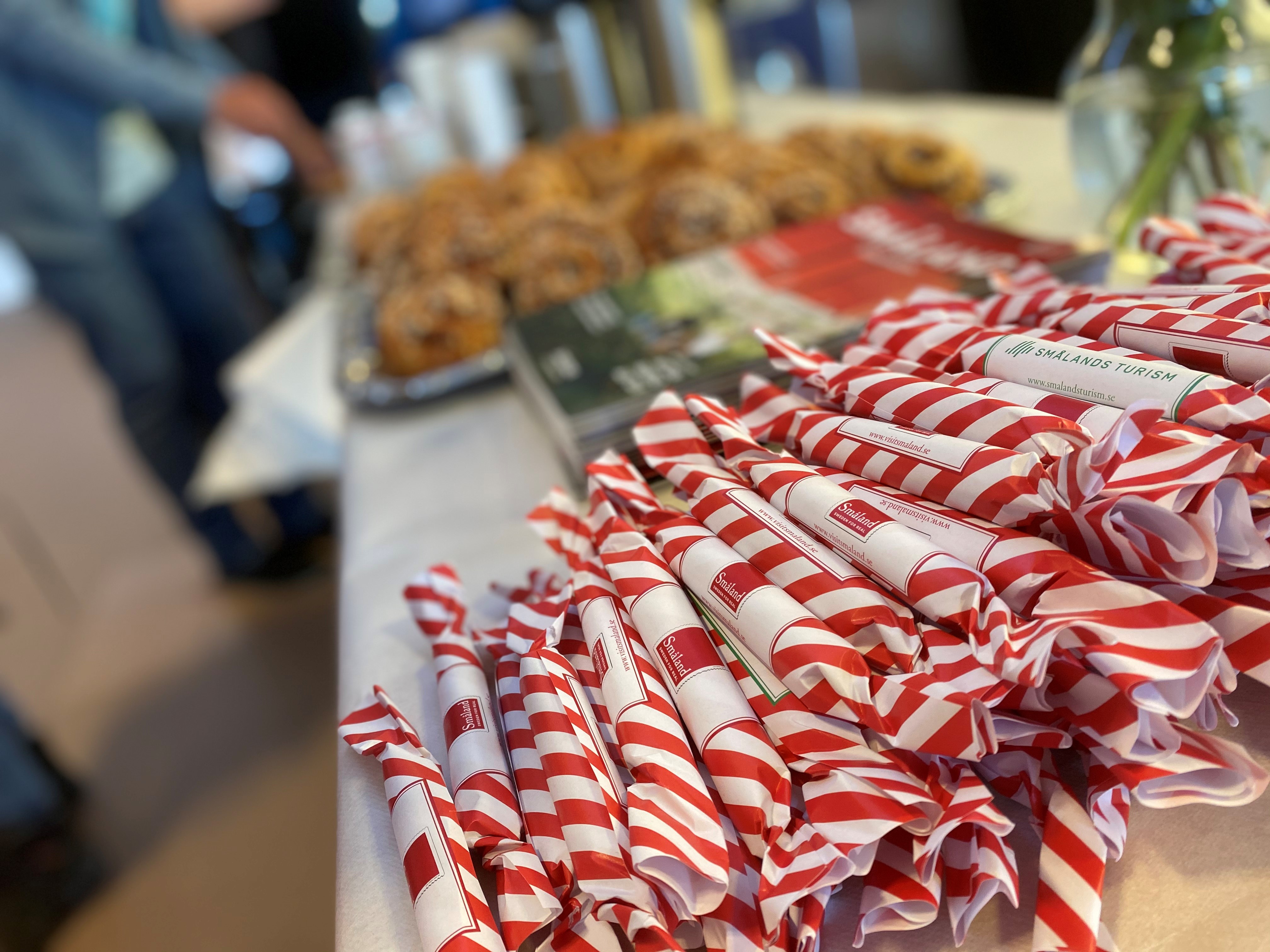 Polkagrisar och kanelbullar uppdukade på ett bord