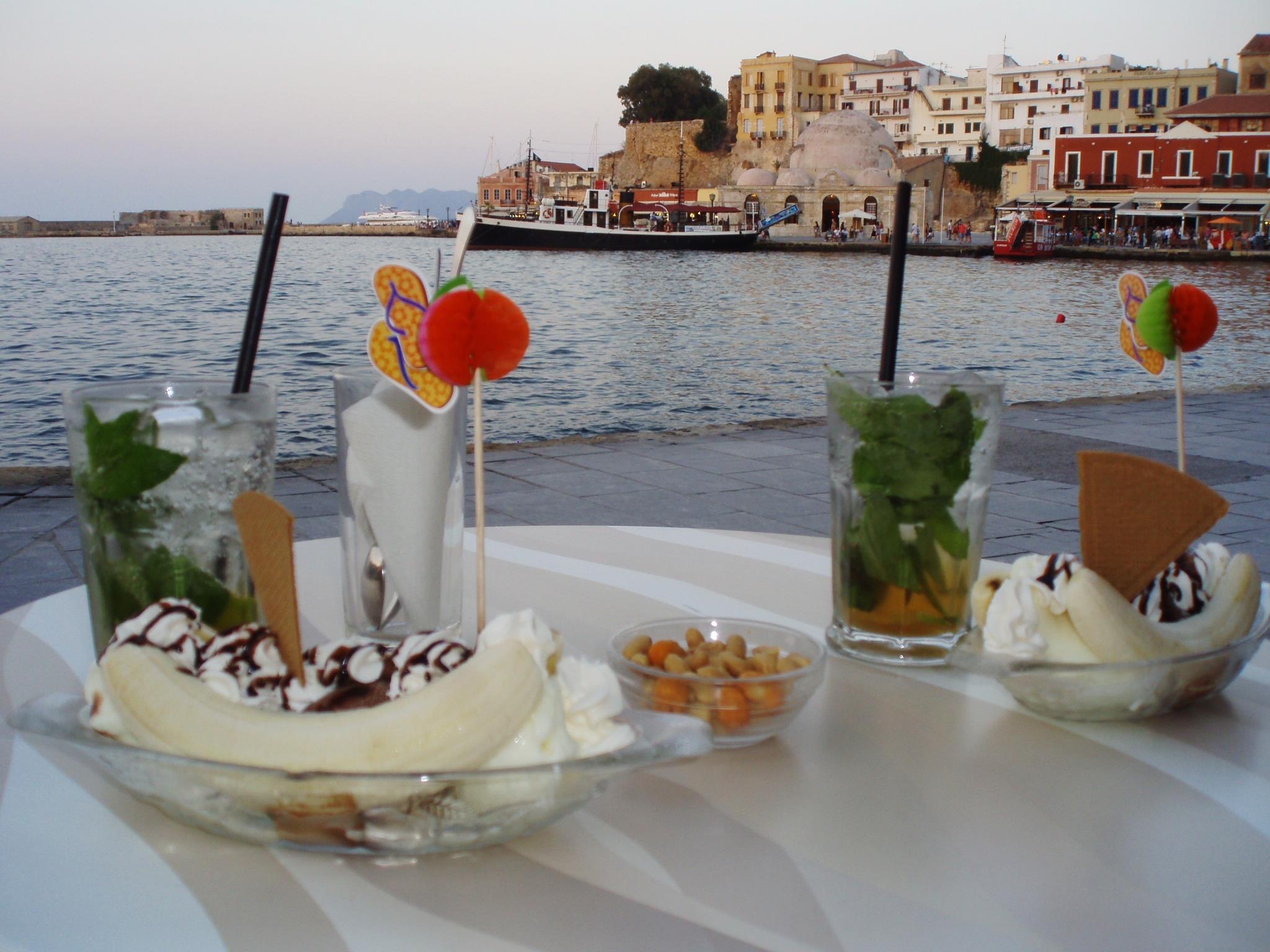 Två bananasplit med drink utmed strandpromenaden på Kreta