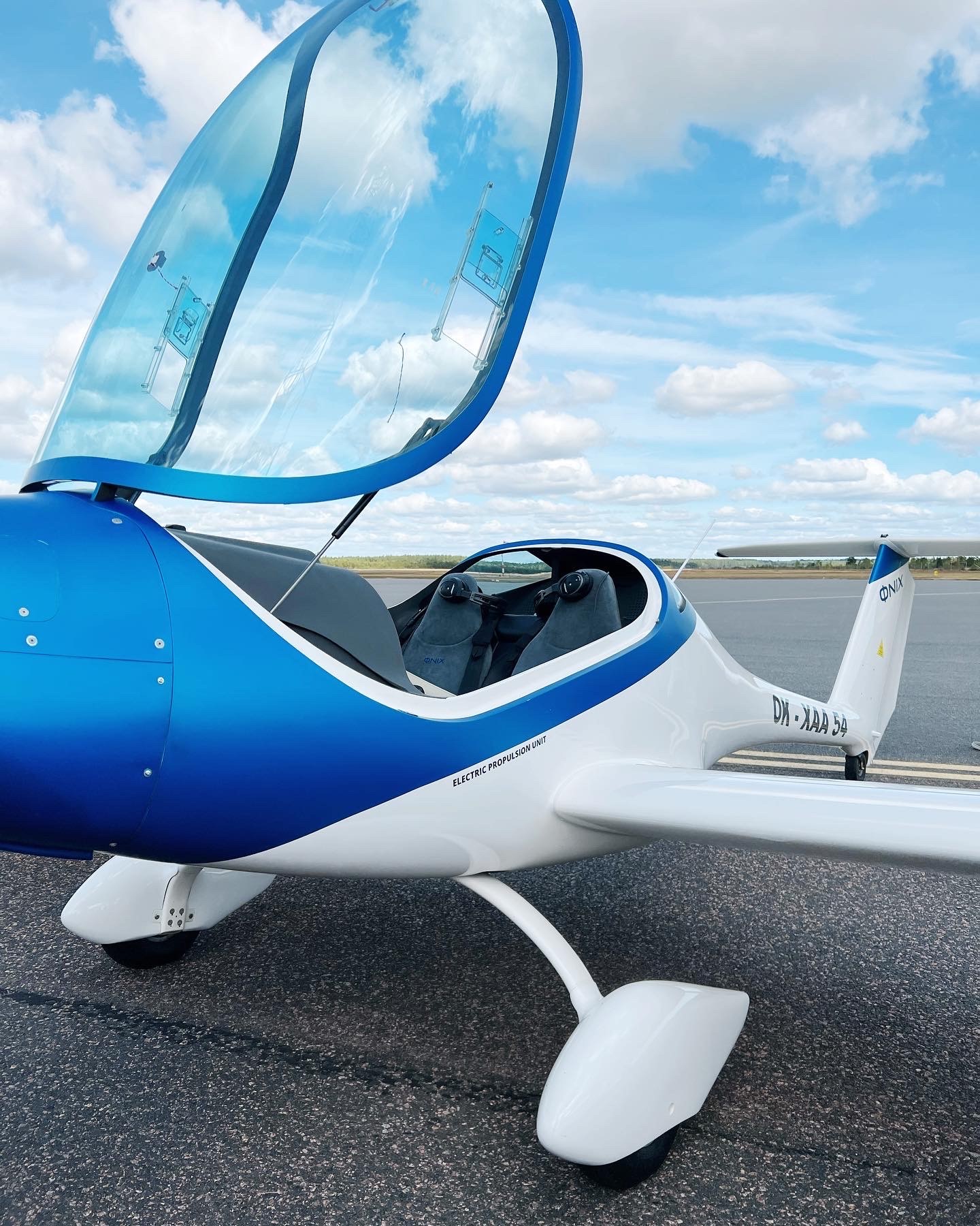 Elflygplanet parkerat med takluckan uppfälld.
