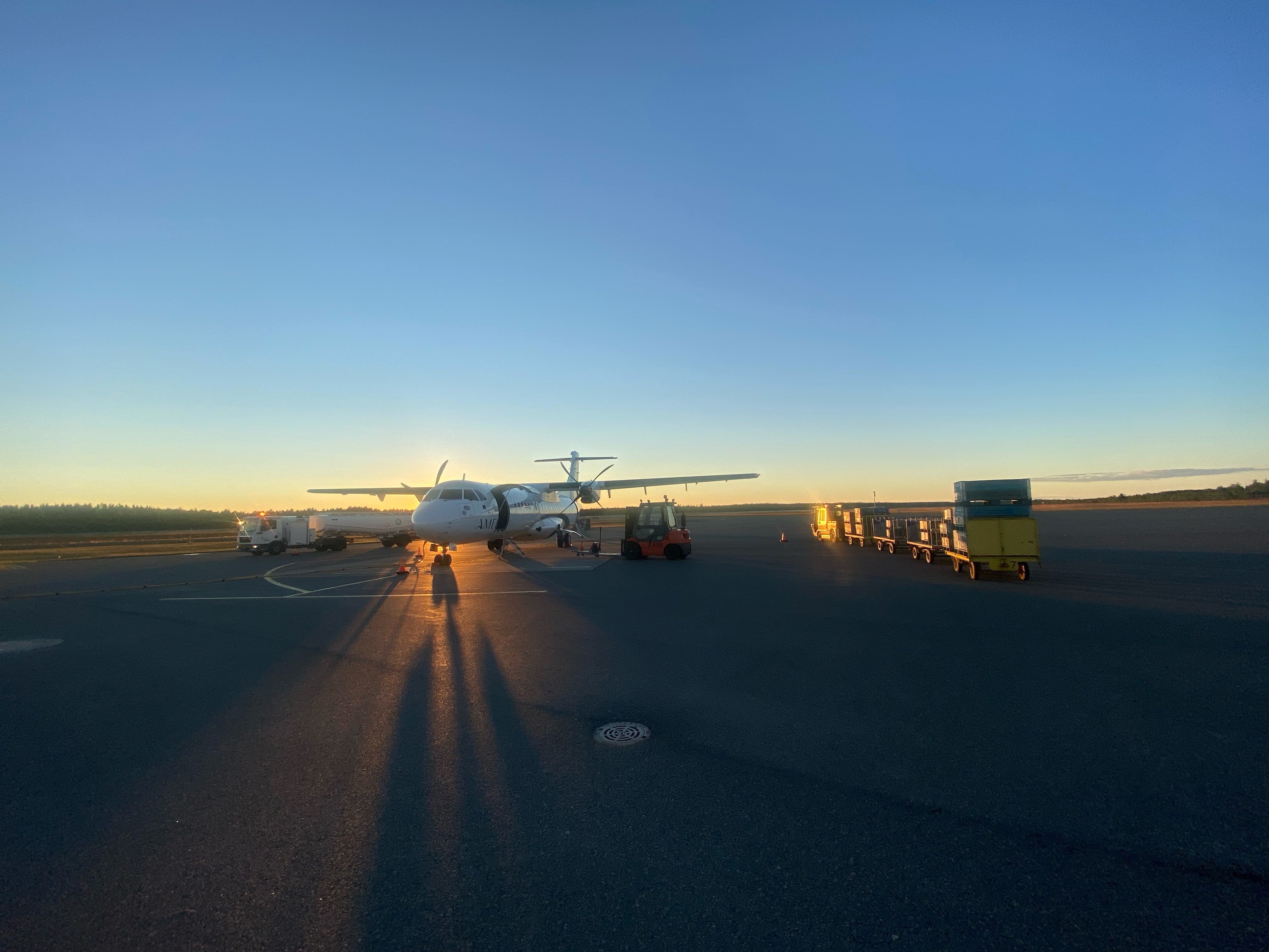 Pågående lastning av ett ad hoc-flyg, uppställt på plattan