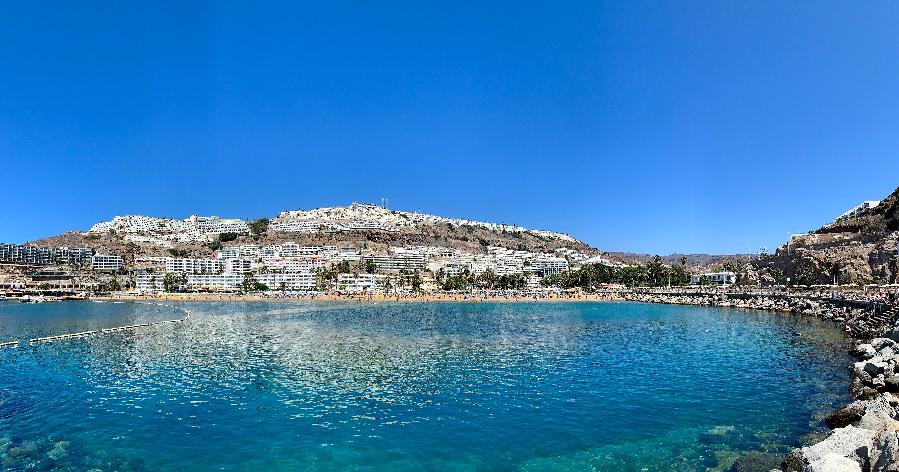 Turkost vatten i en badvik på Gran Canaria