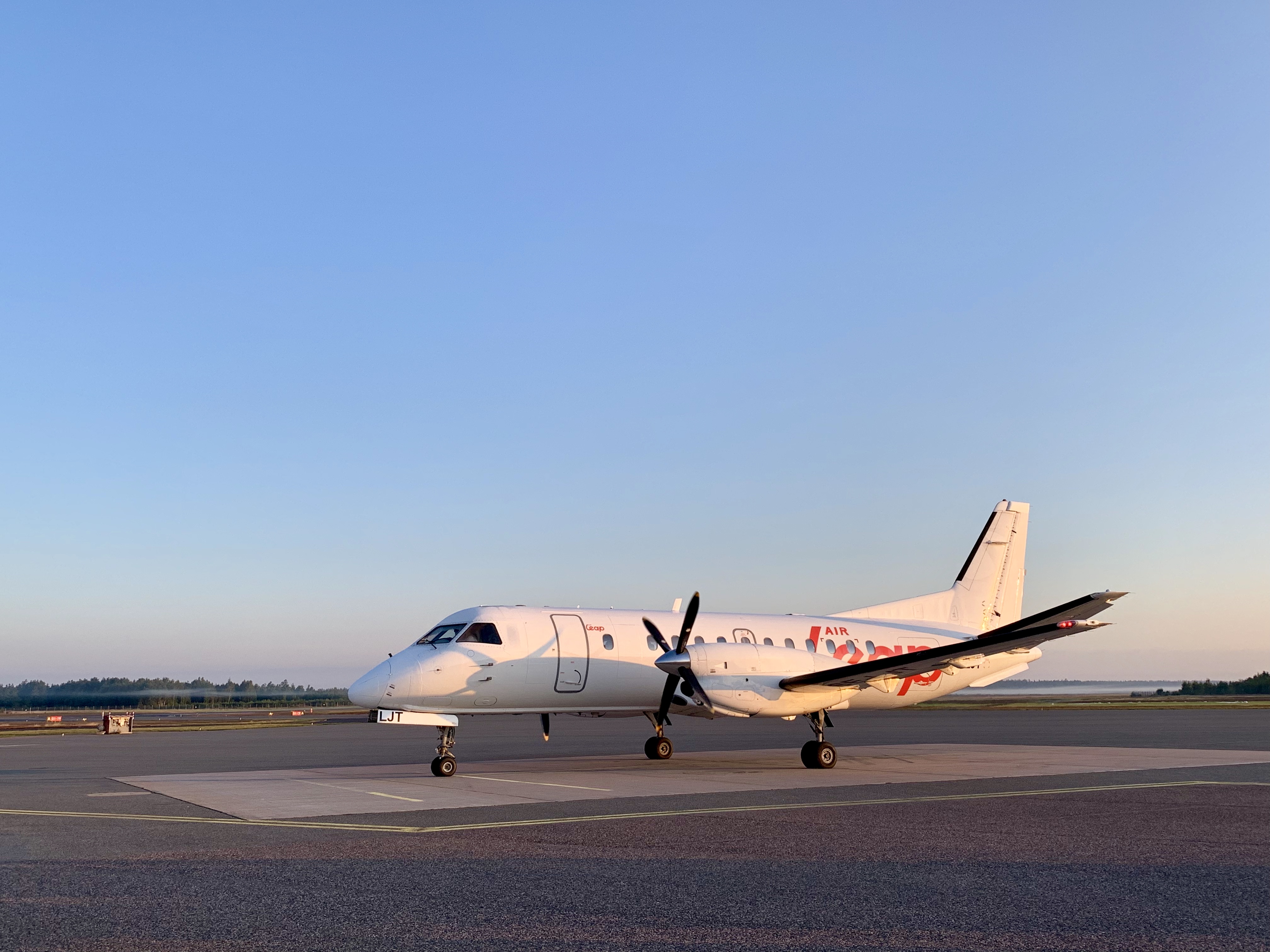 Flygbolaget Air Leaps Saab340 i morgonsolen