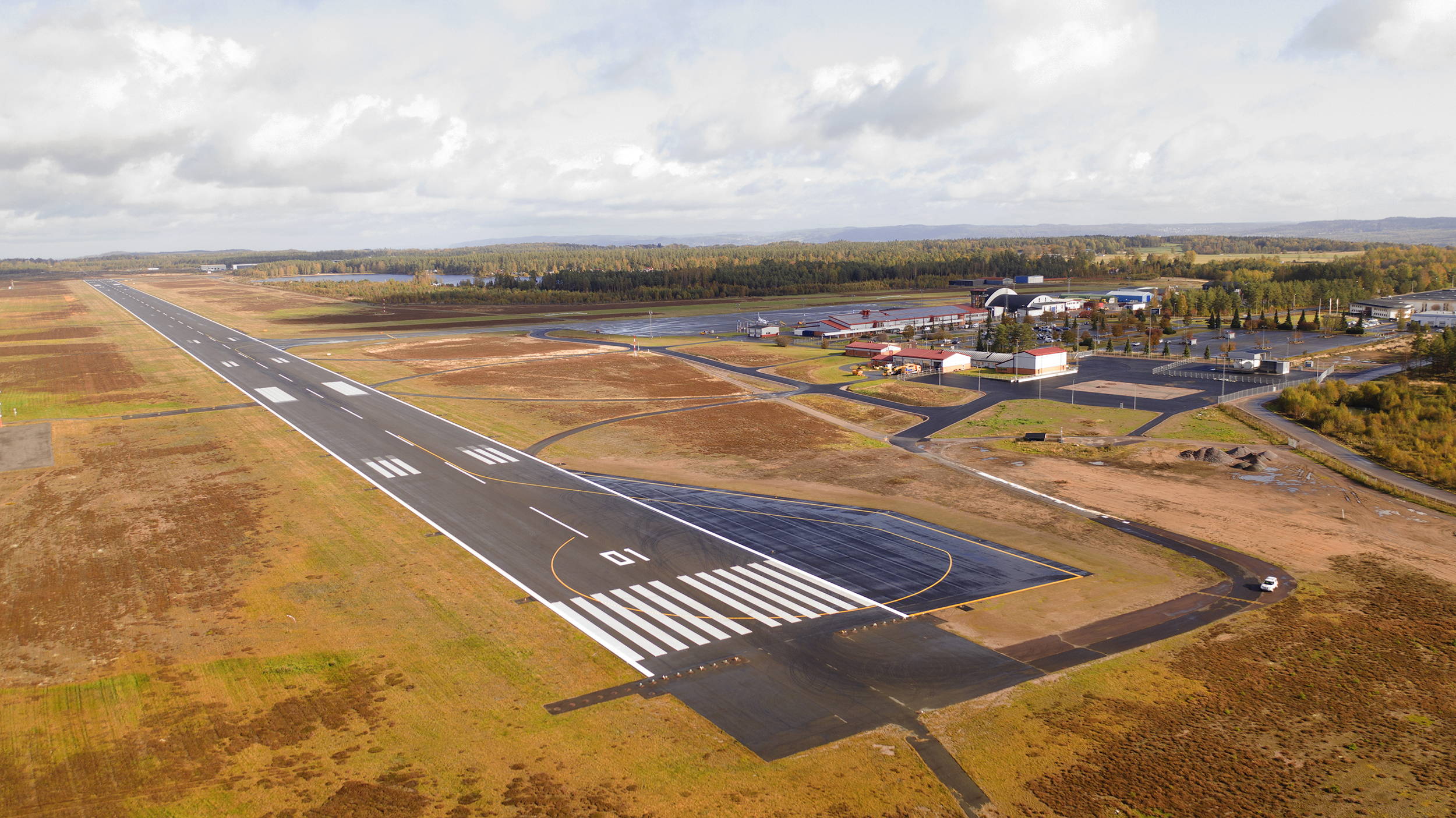 Drönarbild över landningsbanan i norr