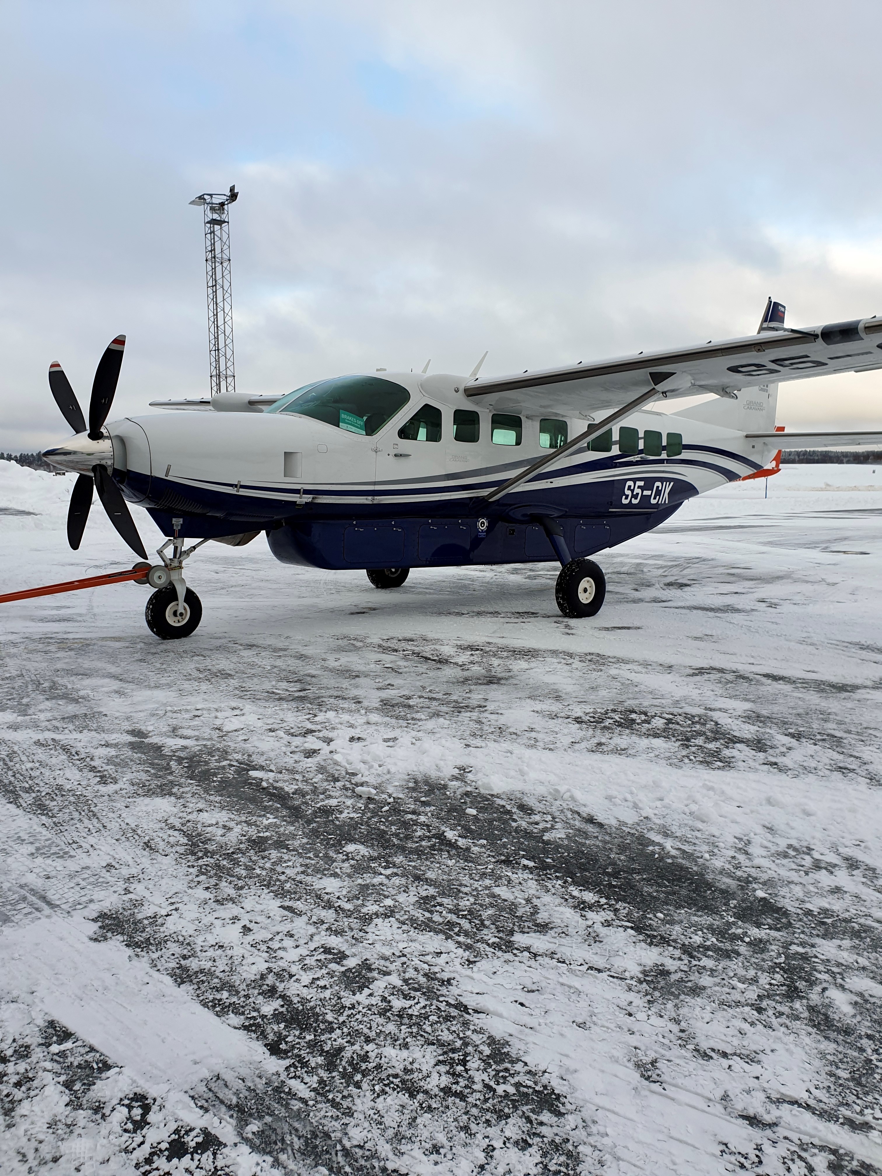 Bild på parkerat flygplan, en Cessna Caravan