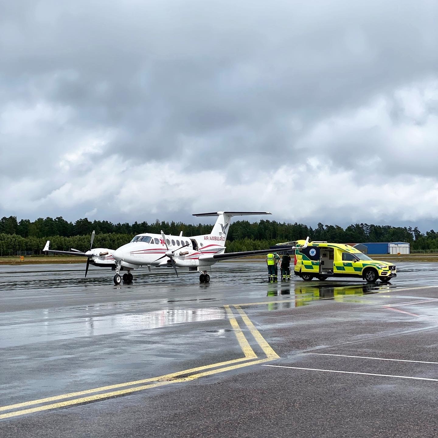 Pågående förflyttning av patient mellan flygplan och ambulans.