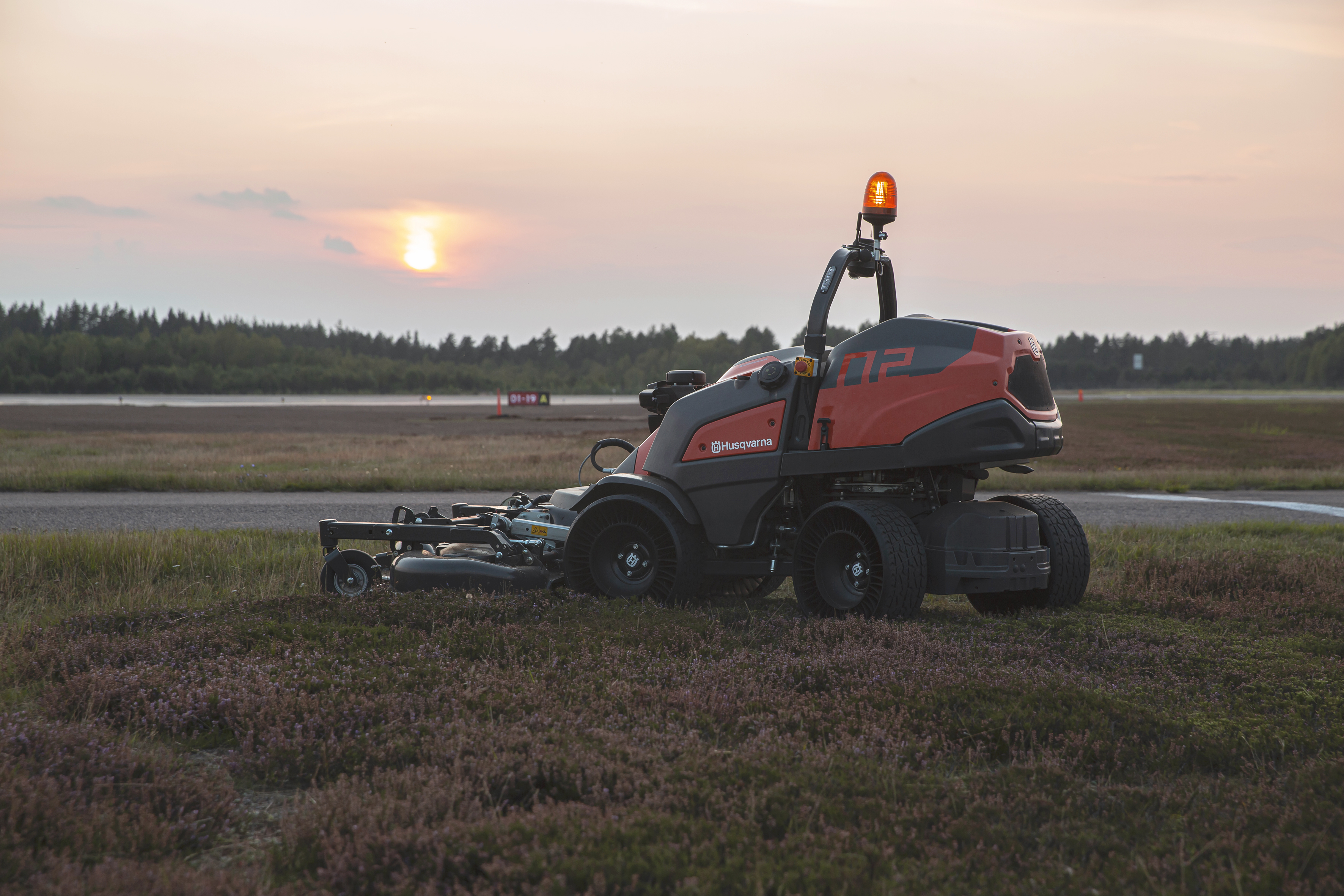 Husqvarnas står ute på fältet intill landningsbanan