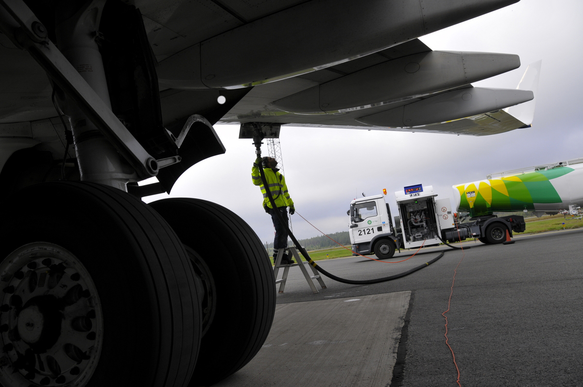 Pågående tankning av flygplan