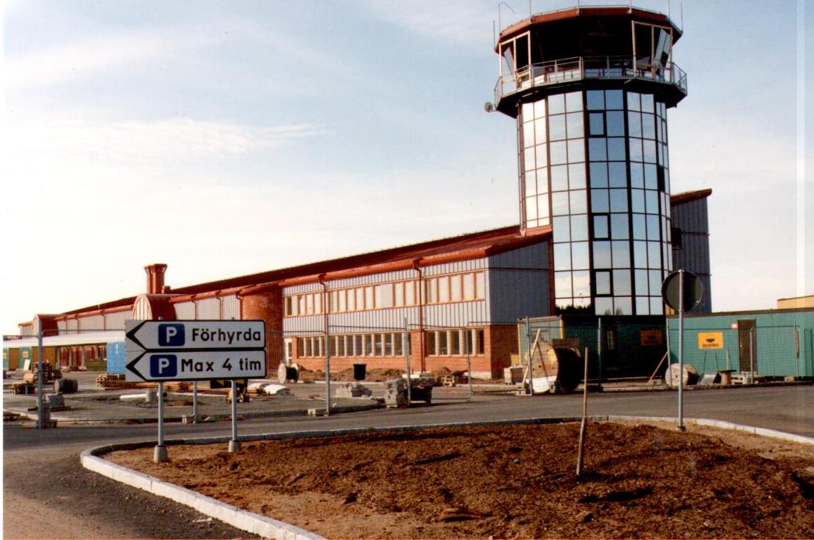Ny terminalbyggnad och flygledartorn som invigdes 1991