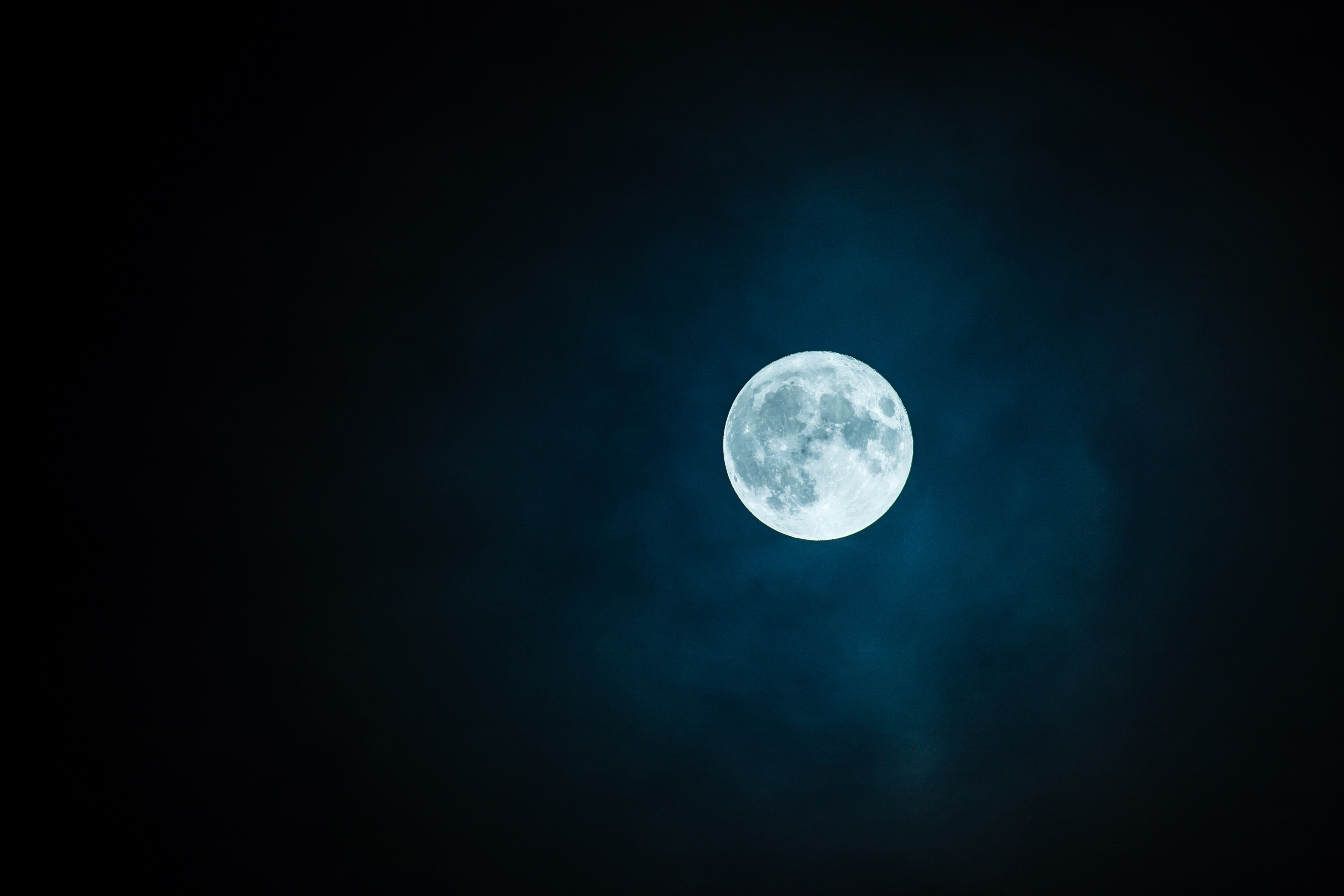 Rund måne på svart natthimmel