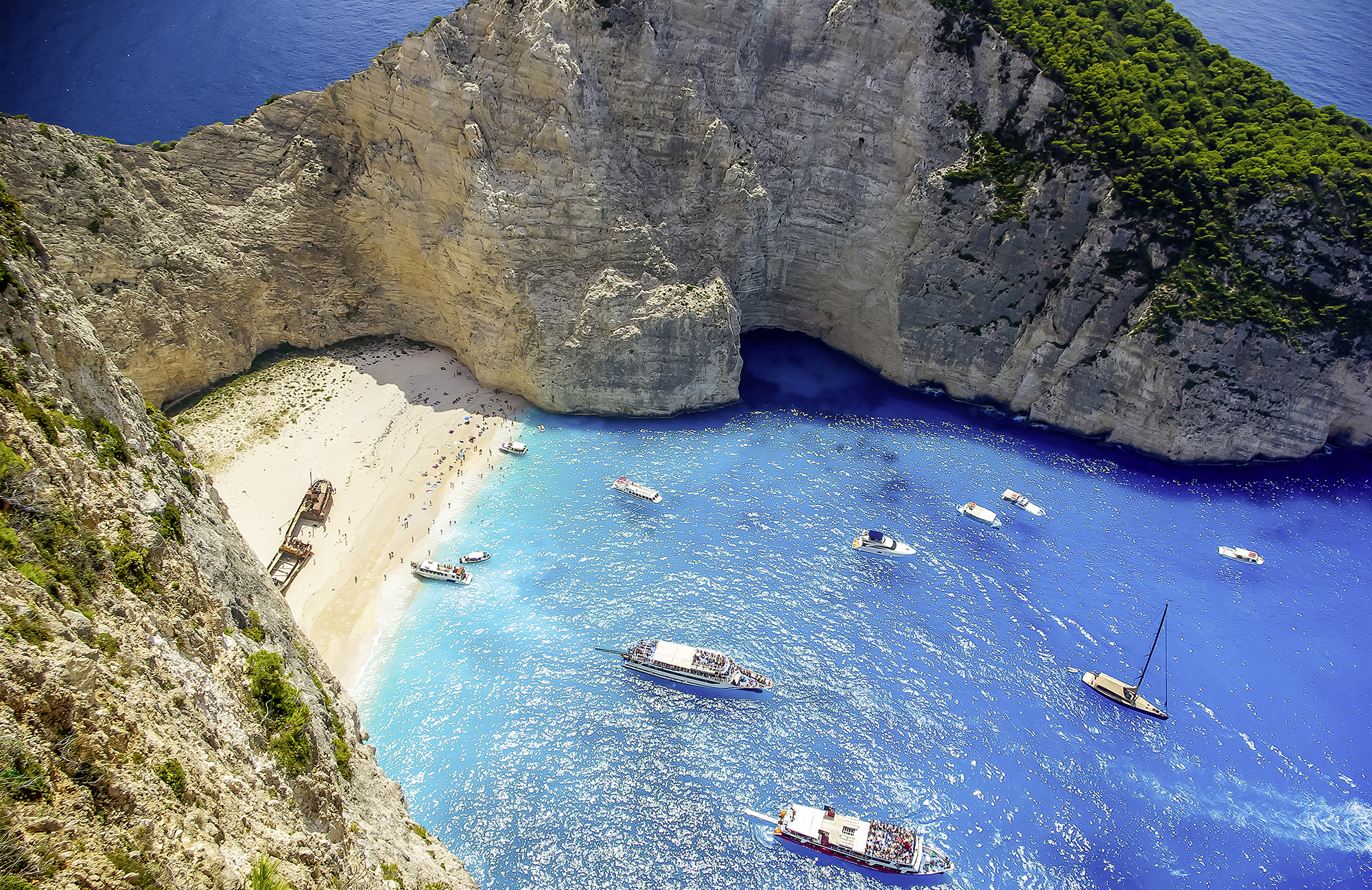 Flygfoto tager över Shipwreck Beach, en strand där ett skeppsvrak är ett populärt turistmål på Zakynthos