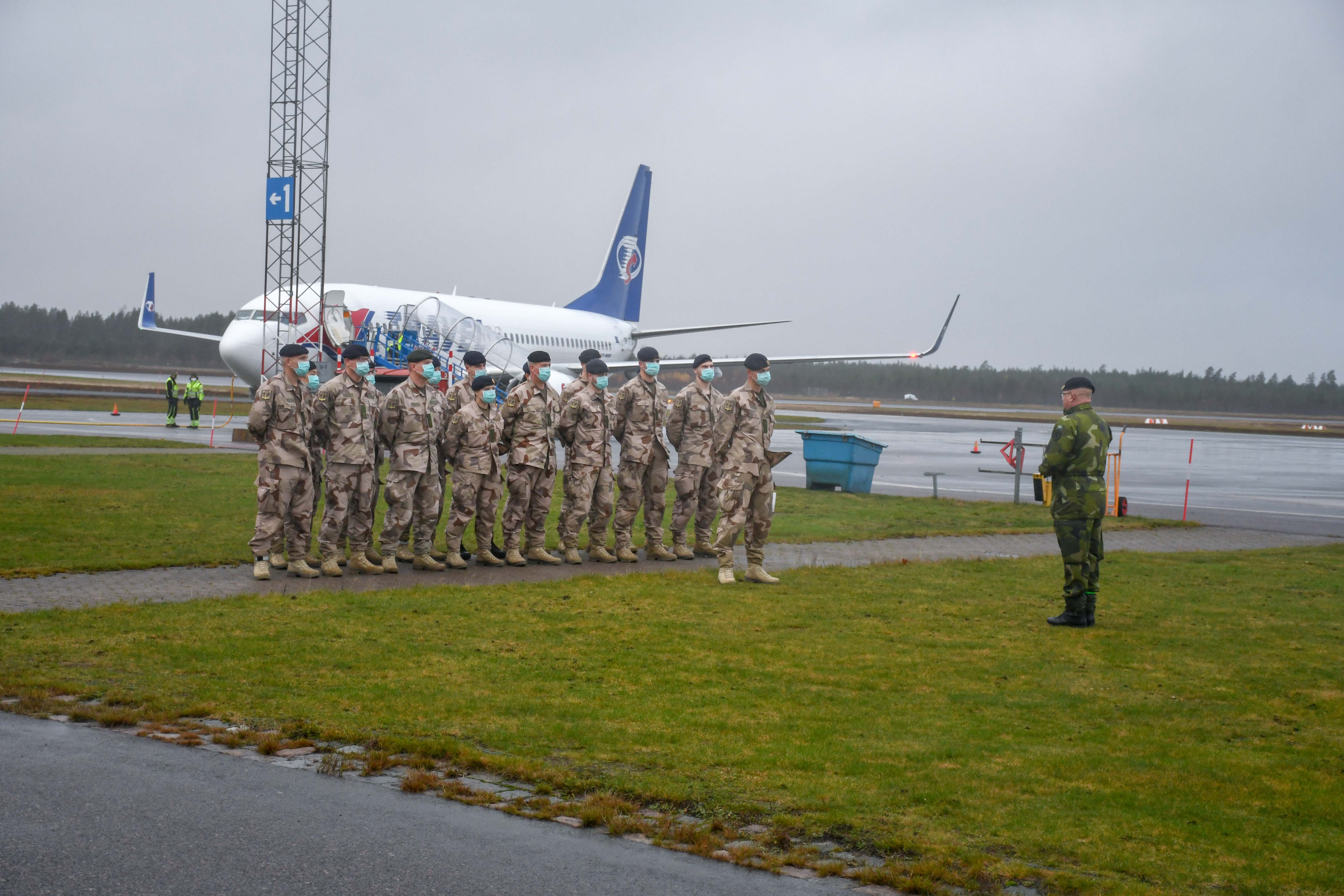 Soldater från Göta Ingenjörregemente i ceremoni på Jönköping Airport innan de lyfter mot Afghanistan.