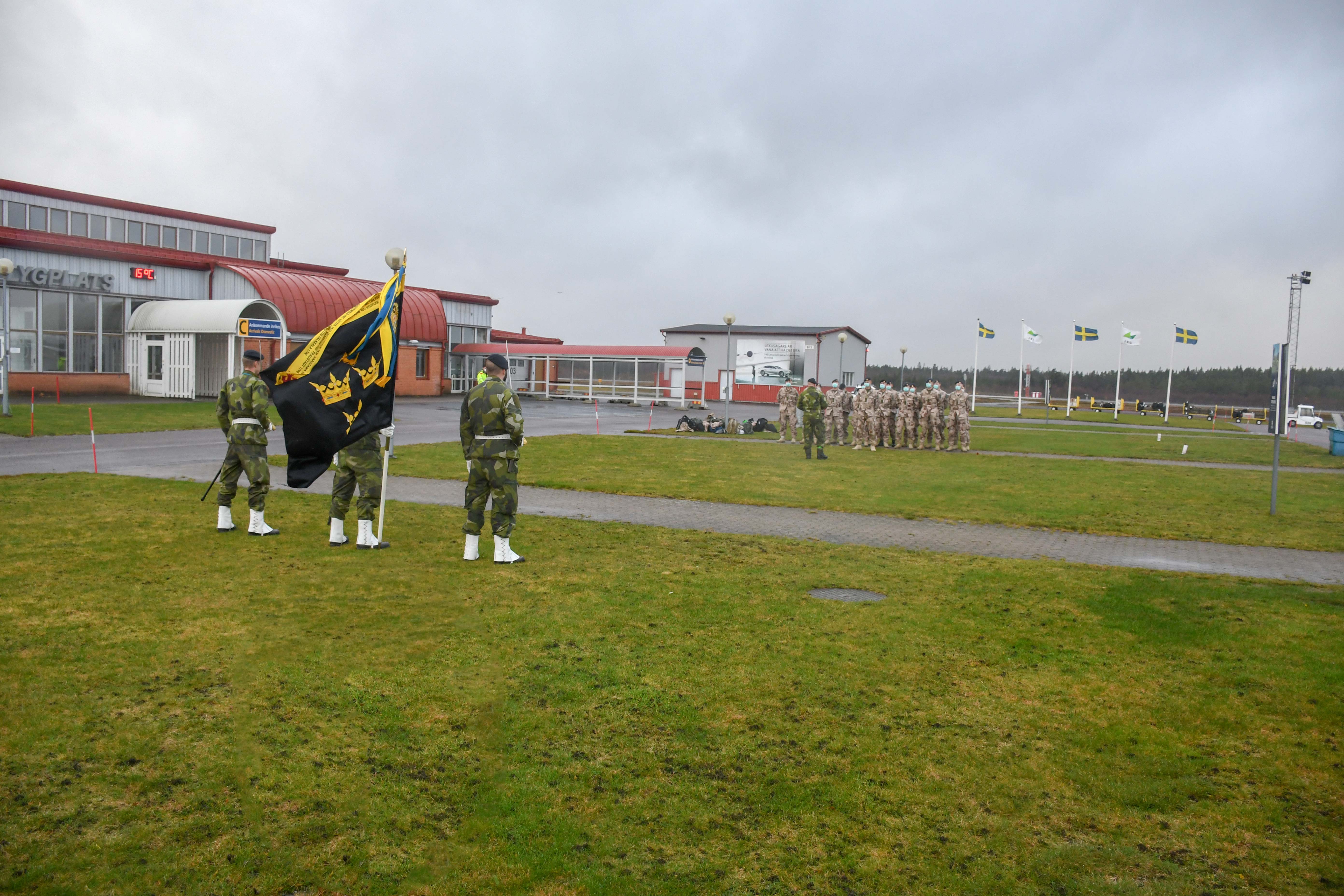Soldater från Göta Ingenjörregemente i ceremoni på Jönköping Airport innan de lyfter mot Afghanistan.