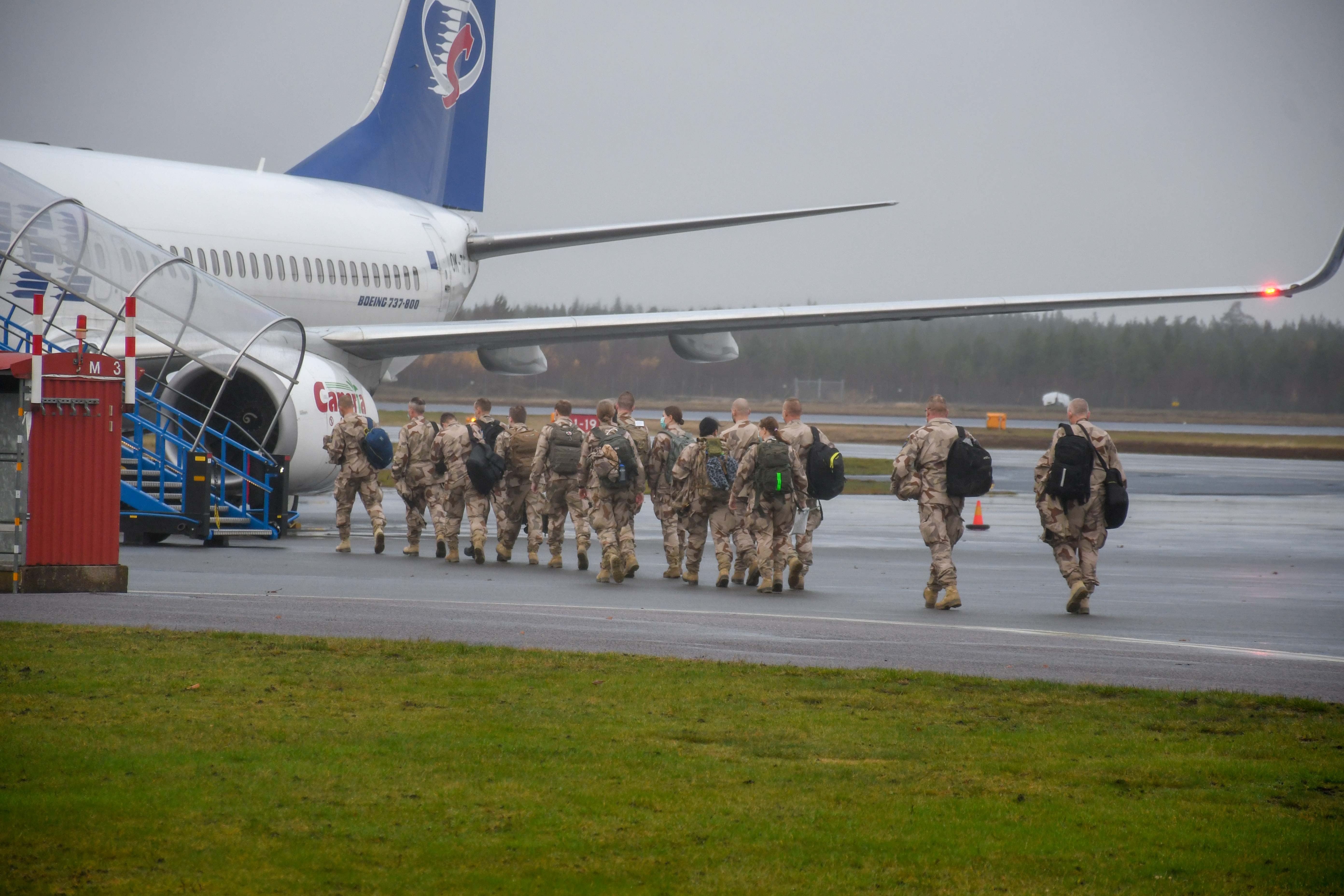 Soldater från Göta Ingenjörregemente Ing 2 boardar planet till Afghanistan.
