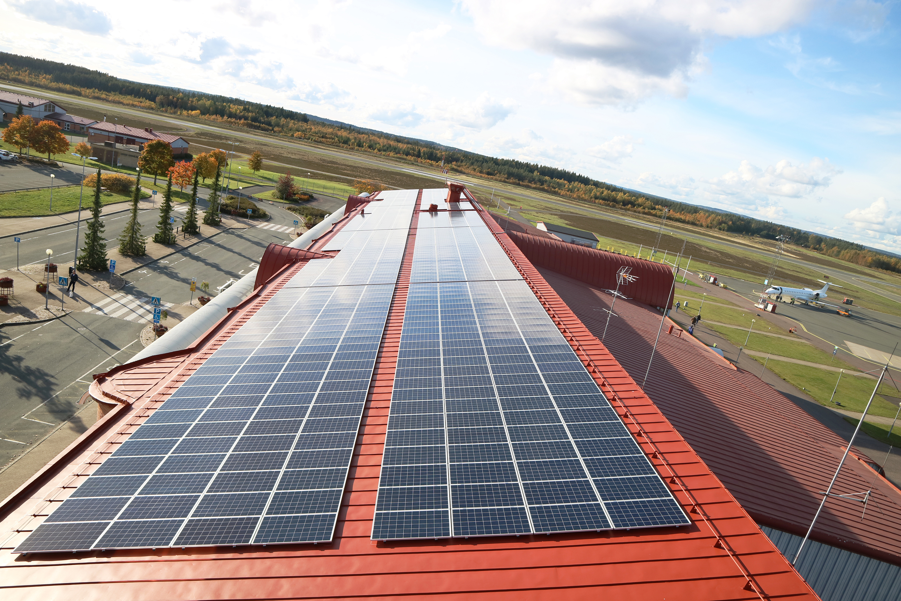 Solcellerna täcker nästan hela terminaltaket