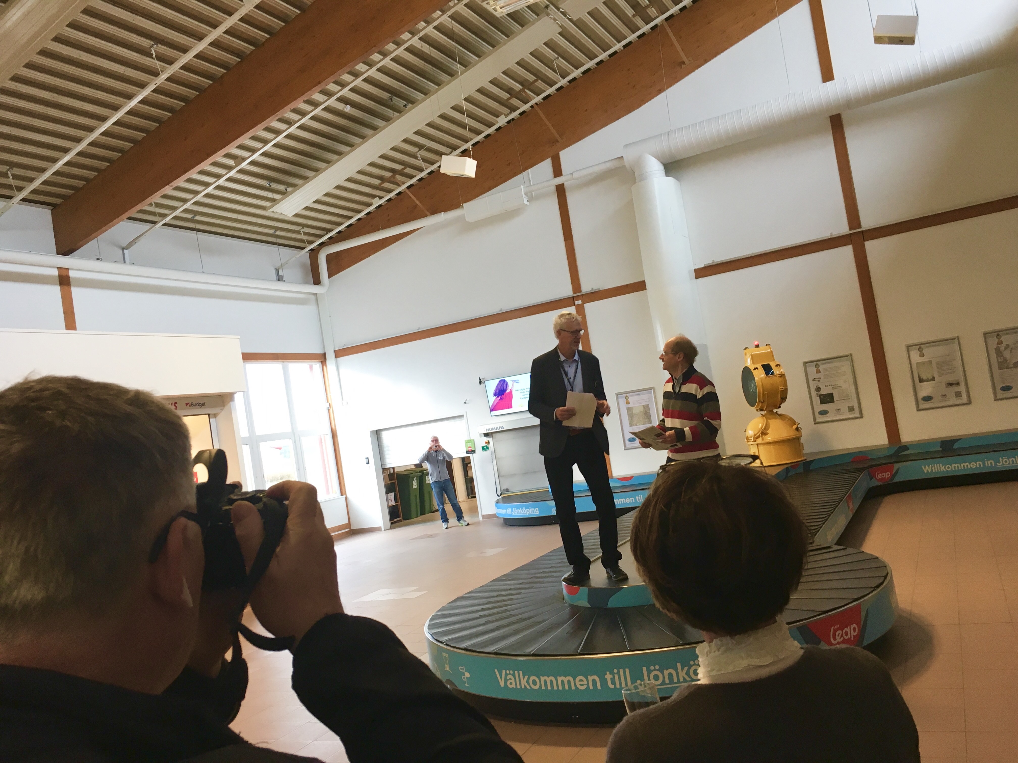 Herman Larsson och Bo Justusson håller tal på invigninssceremonin av flygfyren i ankomsthallen