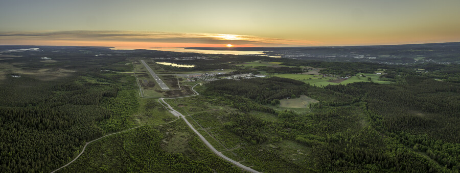Drönarbild tagen i söder från landningsbanan med soluppgång i Vättern och över Jönköping