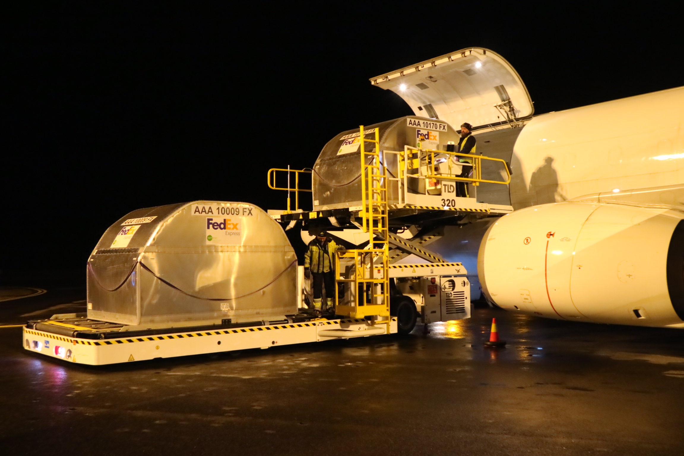 Unloading of goods from the cargo aircraft