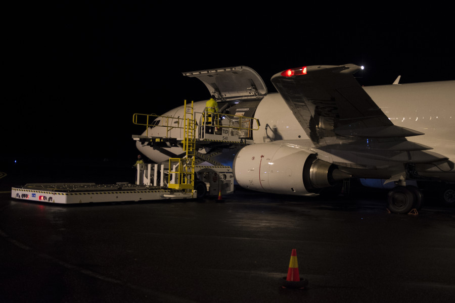 Unloading of goods from cargo aircraft