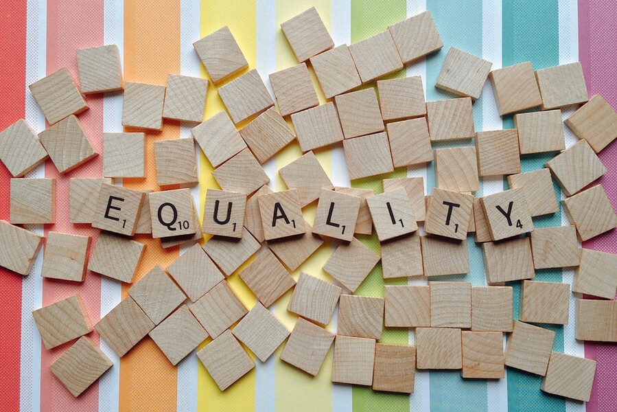Bokstäver som bilder ordet Equality som på svenska betyder Jämställdhet