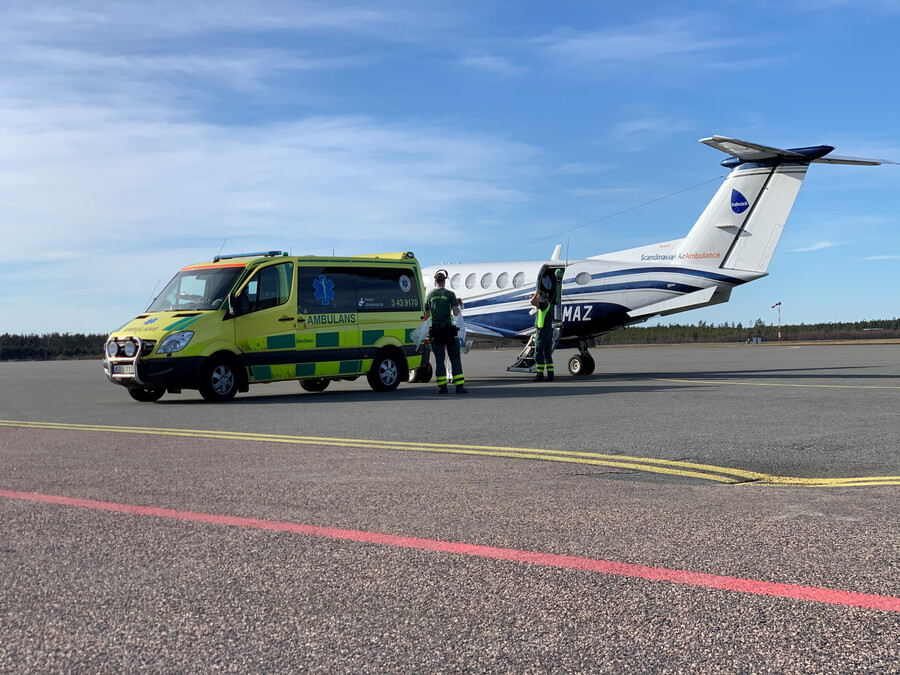 Ambulanflyg har landat med patient som får åka vidare med en ambulans till sjukhus