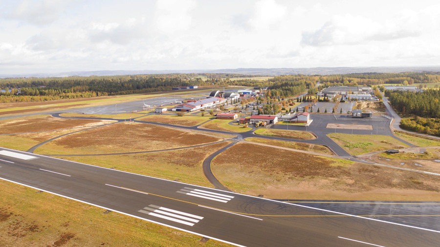 Drönarbild över landningsbanan och flygplatsområdet