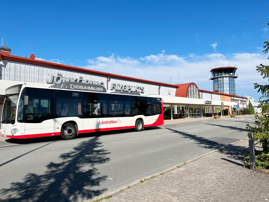 Länstrafikens buss parkerad framför Jönköping flygplats terminalbyggnad.